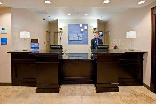 Holiday Inn Express Hotel & Suites Shelbyville - Photo2
