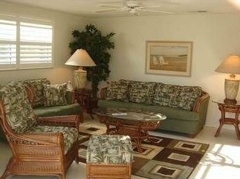 Island House Beach Resort 36 - Photo4