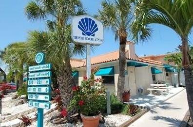 Siesta Key Beach Resort & Suites Pool & Tiki