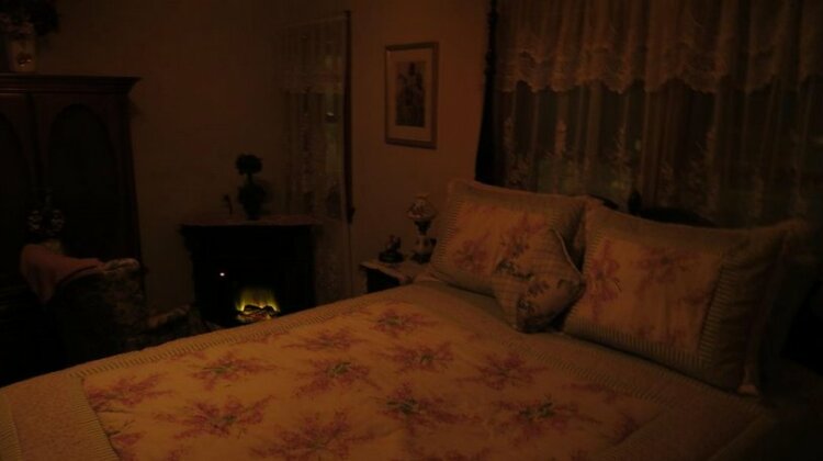 Lilac Village Bed & Breakfast - Photo2