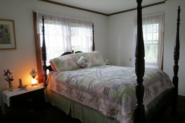 Lilac Village Bed & Breakfast - Photo3