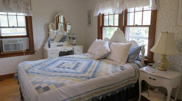Lilac Village Bed & Breakfast - Photo4