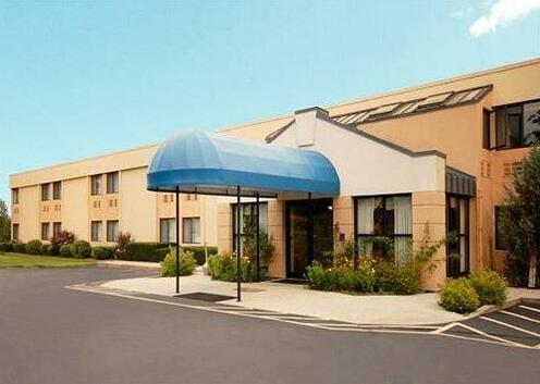 All Seasons Inn and Suites - Photo2