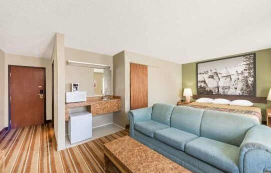 Super 8 by Wyndham Socorro - Photo5