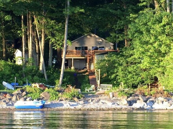 Maple Cottage on Secret Cove in Parkland