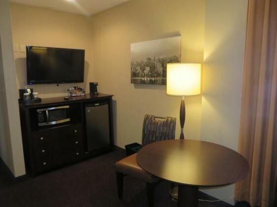 Ivy Court Inn and Suites - Photo3