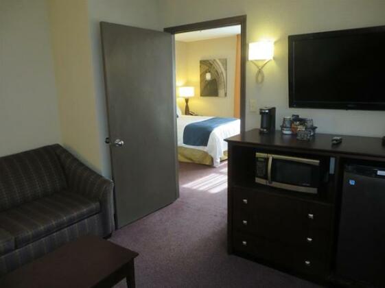 Ivy Court Inn and Suites - Photo4