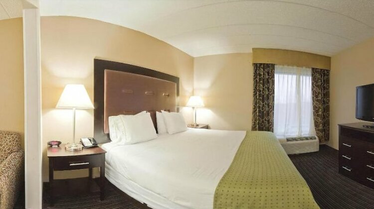 Holiday Inn Express Hotel & Suites Charleston-Southridge - Photo4