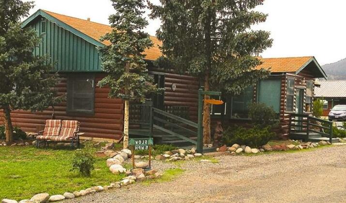 Foothills Lodge and Cabins - Photo2