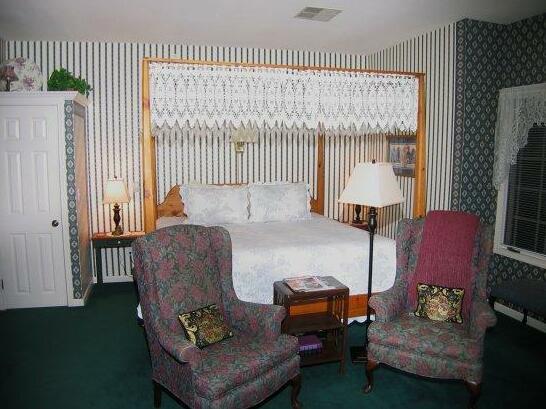 Inn at the Park Bed and Breakfast - Photo4