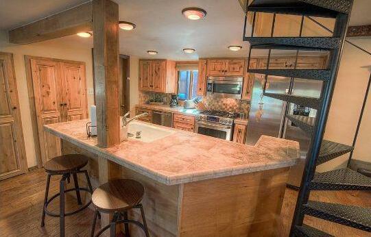 Adorable Old Tahoe Cabin with Amazing Cabin - Photo3
