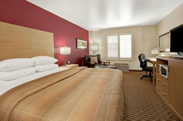 Ramada Limited and Suites San Francisco Airport - Photo4