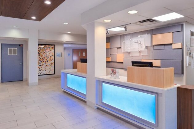 Holiday Inn Express Hotel & Suites Southfield - Detroit - Photo2
