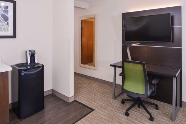 Holiday Inn Express Hotel & Suites Southfield - Detroit - Photo4