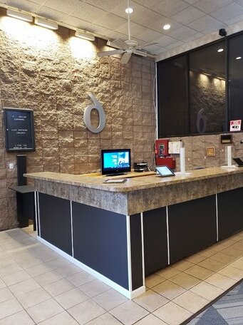 Howard Johnson by Wyndham Springfield Hotel & Suites - Photo3