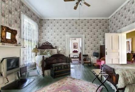 Historic Maple Hill Manor Bed & Breakfast - Photo4