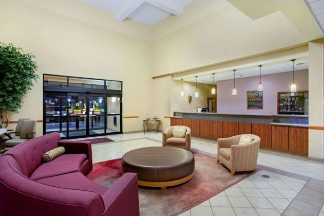 La Quinta Inn & Suites Springfield Airport Plaza - Photo4