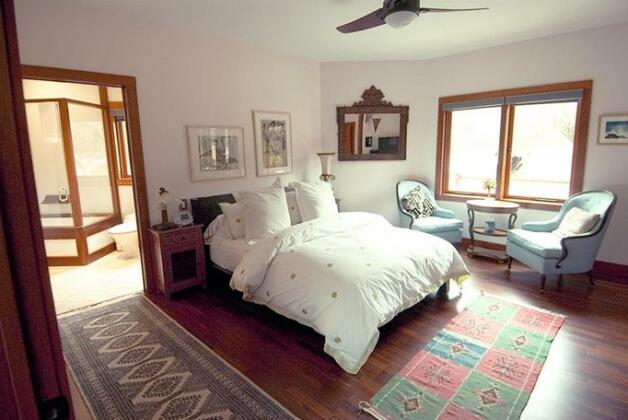 East Hampton Art House Bed and Breakfast - Photo3