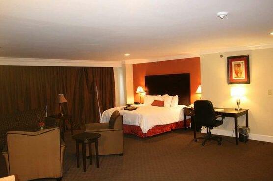 Hampton Inn & Suites Stamford - Photo2