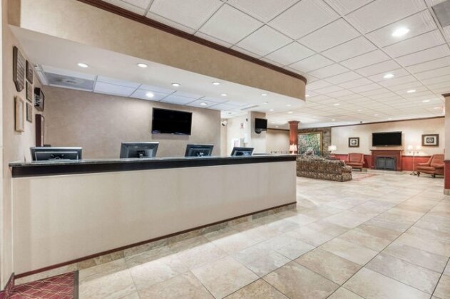 Ramada by Wyndham State College Hotel & Conference Center - Photo4