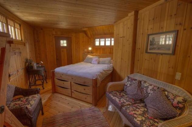 RedAwning Knotty Pine Condo - Photo3