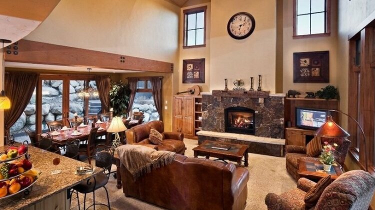 Black Bear Chalet - 4BR Luxury Mountain Home - Photo2