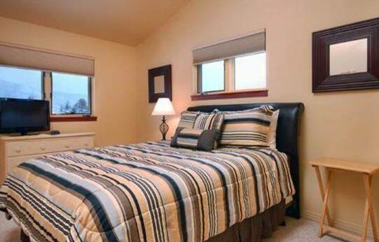 Iron Oak Duplex I - Photo4