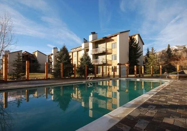 Rockies Condominiums - R2105 - Photo5
