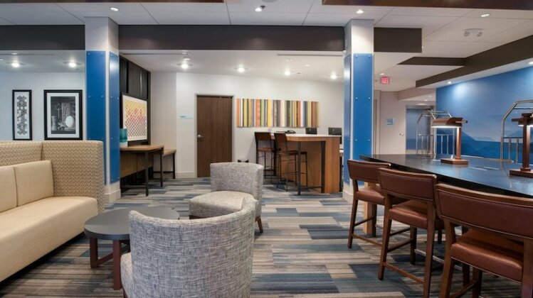Holiday Inn Express & Suites Racine - Photo3