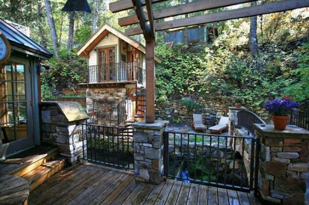 Storybook Stone Cottage 2 Bedrooms 1 Bathroom Cabin - Photo4