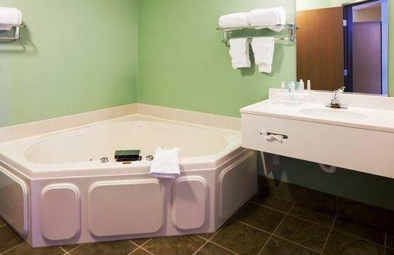 Holiday Inn Express & Suites Superior - Photo3