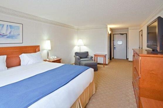 Holiday Inn Express Hotel & Suites Tacoma - Photo2