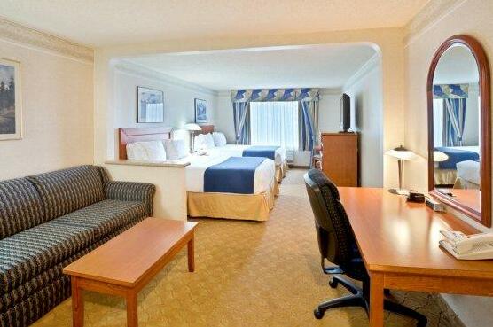 Holiday Inn Express Hotel & Suites Tacoma - Photo3