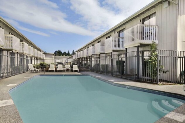 Howard Johnson by Wyndham Tacoma Hotel & Suites - Photo3