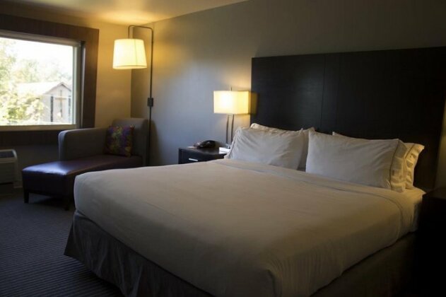 Holiday Inn Express and Suites Tahlequah - Photo2
