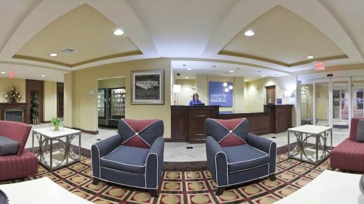 Holiday Inn Express Hotel & Suites Talladega - Photo2