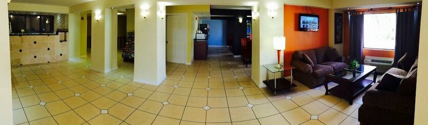 Days Inn & Suites by Wyndham Tampa near Ybor City - Photo2