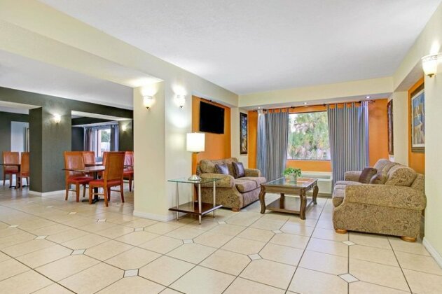 Days Inn & Suites by Wyndham Tampa near Ybor City - Photo4