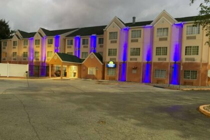 Days Inn & Suites by Wyndham Tampa/Raymond James Stadium