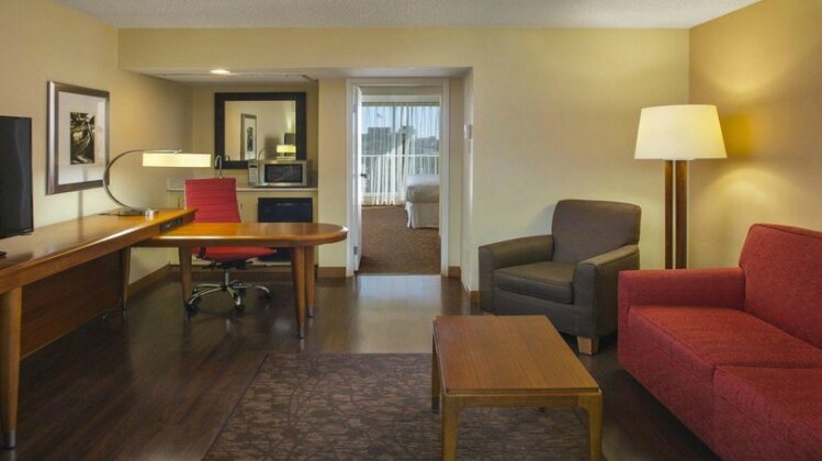 Four Points by Sheraton Suites Tampa Airport Westshore - Photo4