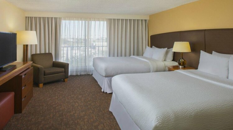 Four Points by Sheraton Suites Tampa Airport Westshore - Photo5