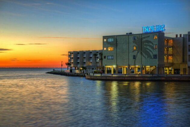Sailport Waterfront Suites - Photo2