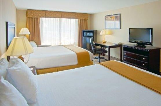 Holiday Inn Express Hotel & Suites Tappahannock - Photo2
