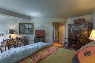 Eclectic on Main Street 2 Bedroom Condo By Accommodations in Telluride - Photo4