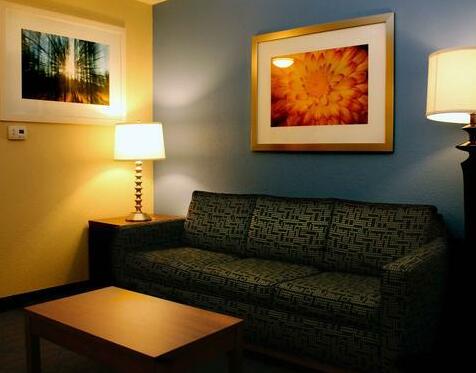 Holiday Inn Express Hotel & Suites Terre Haute - Photo4