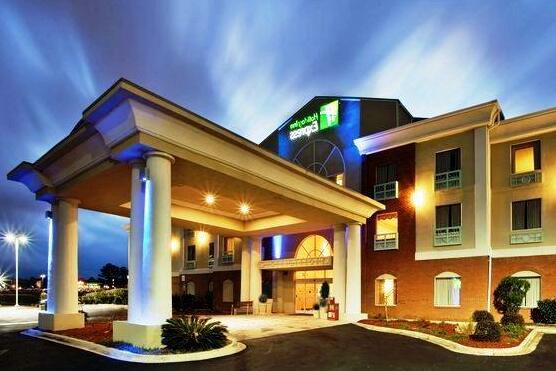 Holiday Inn Express and Suites Thomasville - Photo4