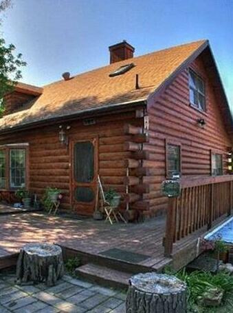 The Log House Lodge Bed & Breakfast