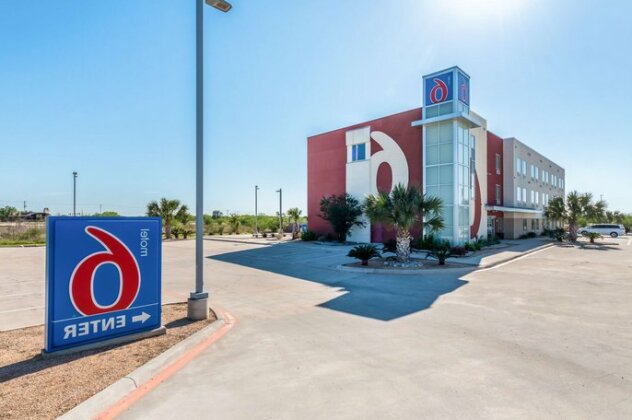 Motel 6 Three Rivers - Photo2