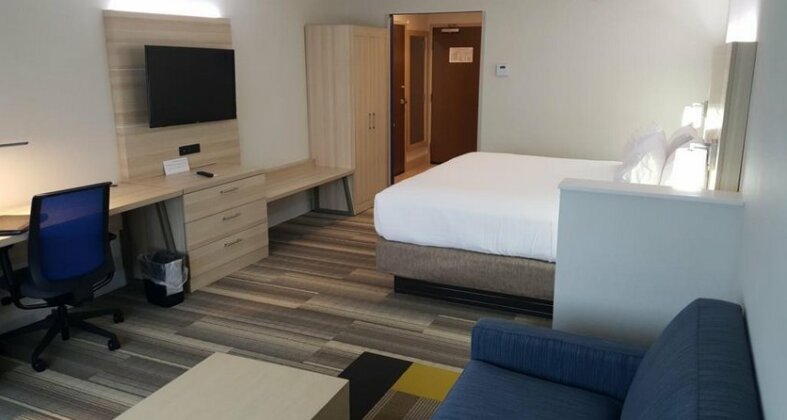 Holiday Inn Express & Suites Toledo West - Photo2