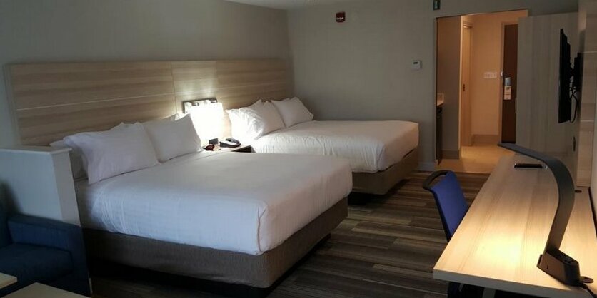 Holiday Inn Express & Suites Toledo West - Photo4